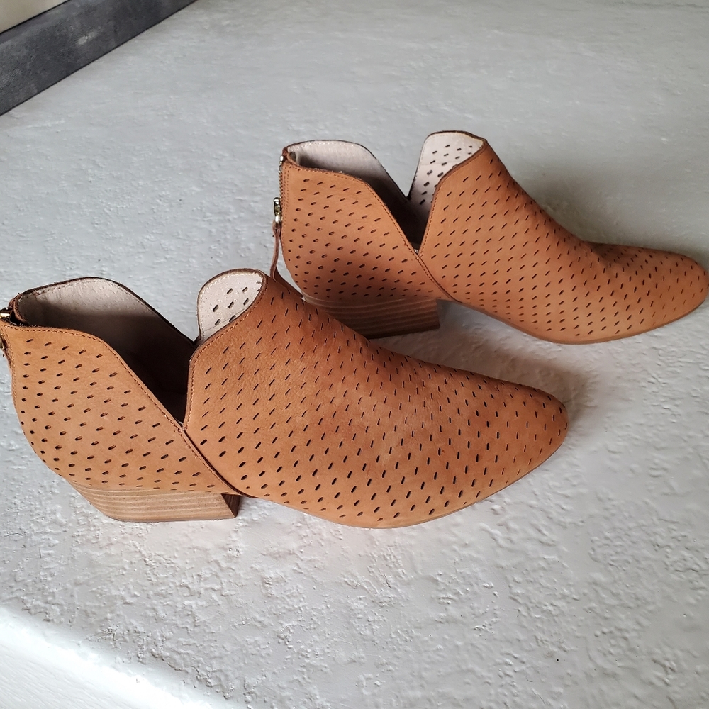 Kenneth Cole tan perforated leather ankle boots. Size 9.5M